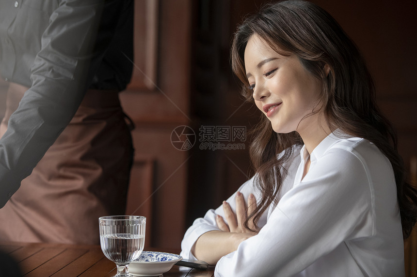 餐厅用餐的青年女性图片