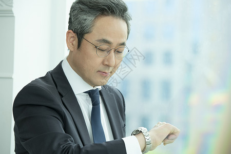 看手表的商务男性图片
