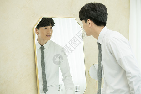 照镜子的商务男性图片