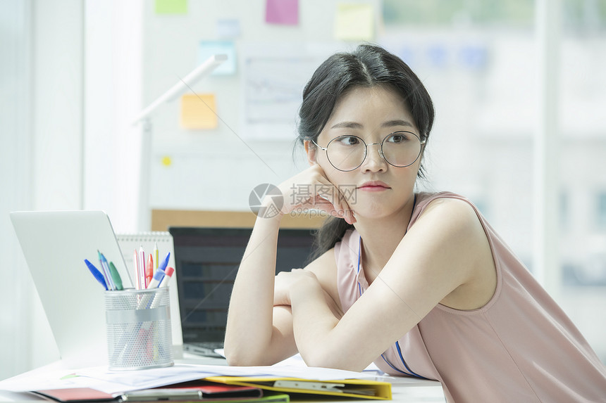 办公室的职业女性图片