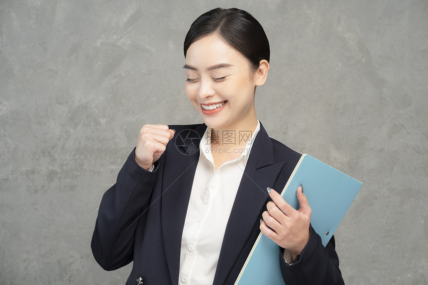 年轻的商务都市白领女孩图片