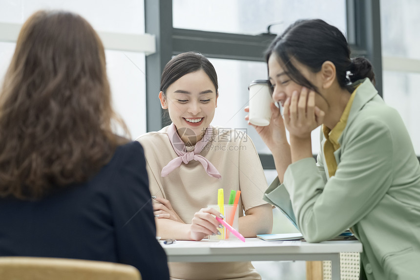 办公室交谈的商务女性图片