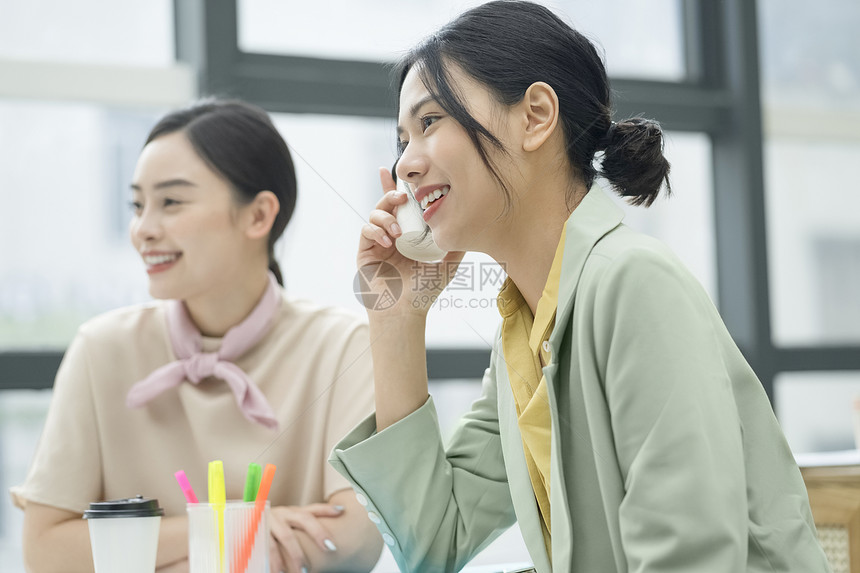 办公室交谈的商务女性图片