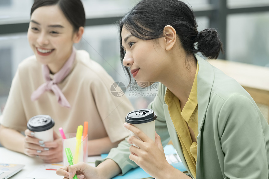 拿着咖啡的商务女性图片