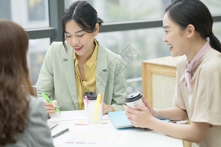 办公室交谈工作的商务女性图片