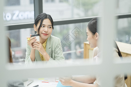 办公室交谈聊天的商务女性图片