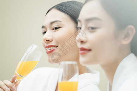 女性spa理疗拿着果汁的年轻女子图片