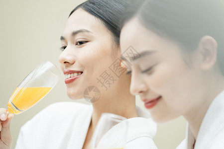 女性spa理疗拿着果汁的年轻女子图片