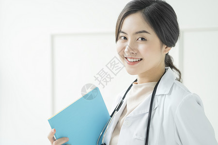 拿着文件夹微笑的女性医生图片