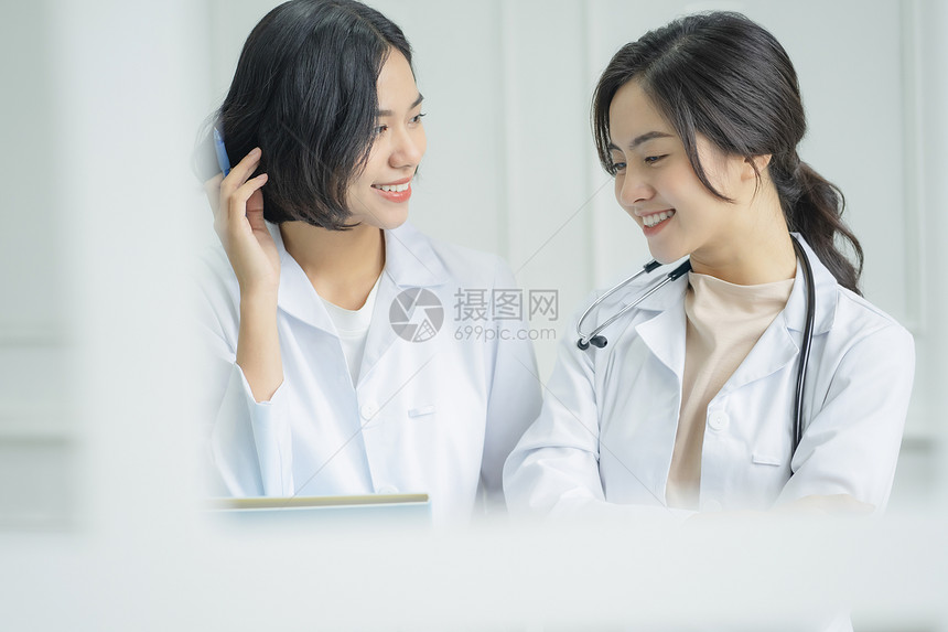 讨论工作的女性医生图片