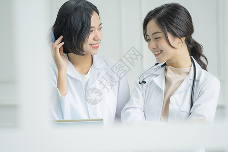 讨论工作的女性医生图片