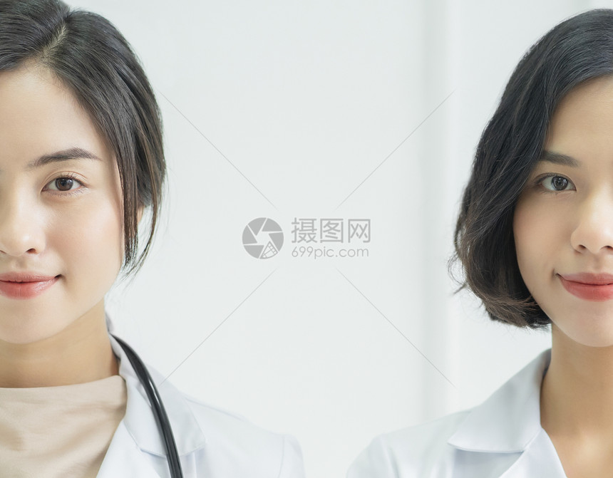 微笑亲和的女性医生图片
