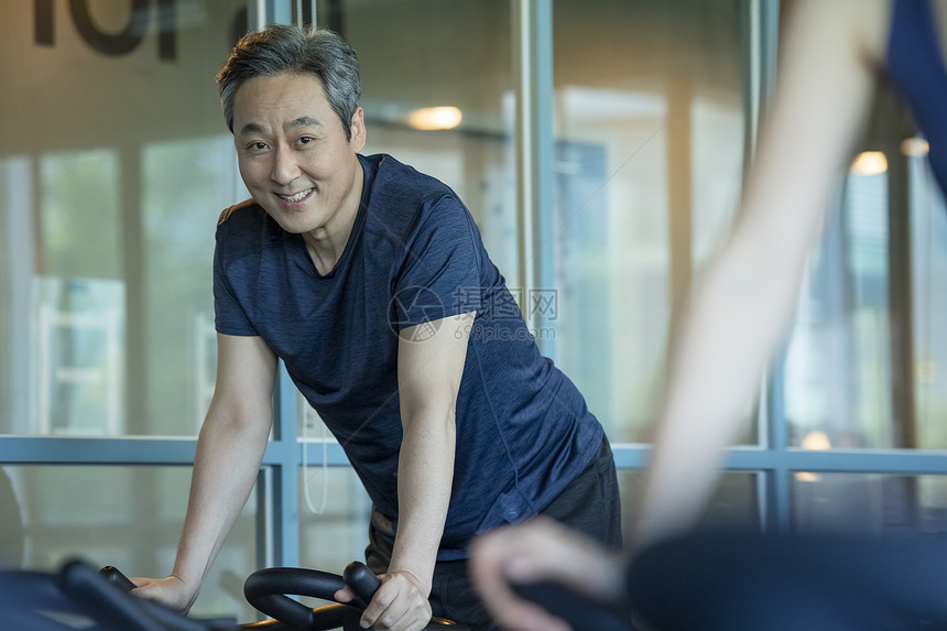 中年男女健身房锻炼身体保持健康图片