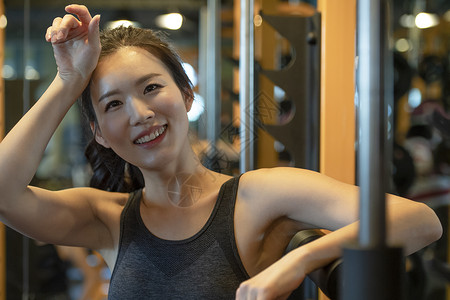 特维斯中年男女健身房锻炼身体保持健康背景