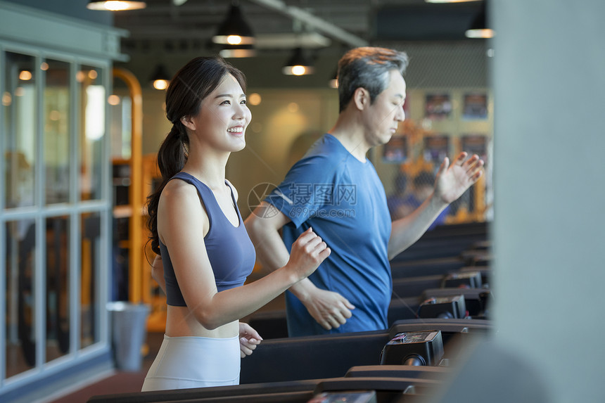中年男女健身房锻炼身体保持健康图片