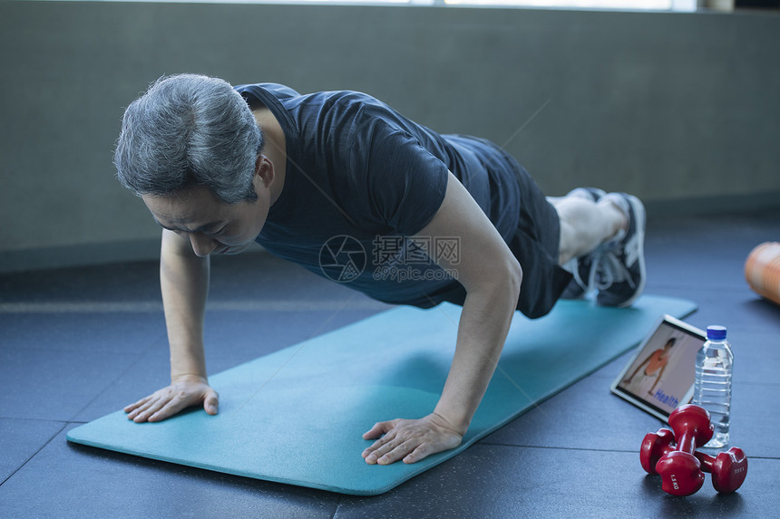 在健身房锻炼的人图片