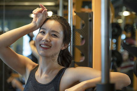 特维斯一起健身房锻炼的中年男女背景