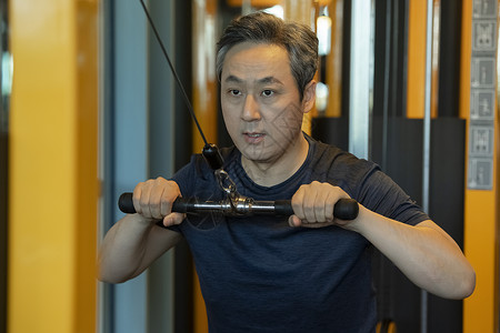 健身房锻炼的中年男子图片