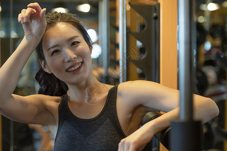 健身房运动流汗的年轻女子背景图片