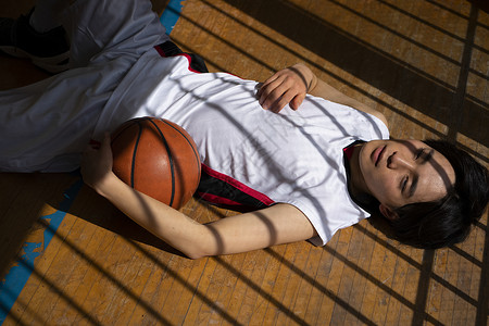 躺在篮球场上的男高中生图片