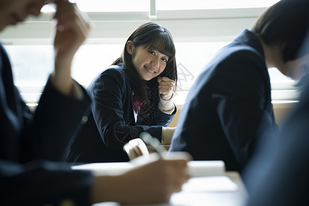 亚洲青少年女学生学生在教室里学习图片