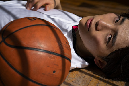 单人注视镜头躺下男子打篮球图片