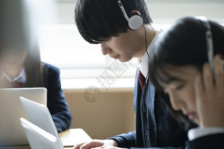 男人高中肖像学生用电脑学习图片