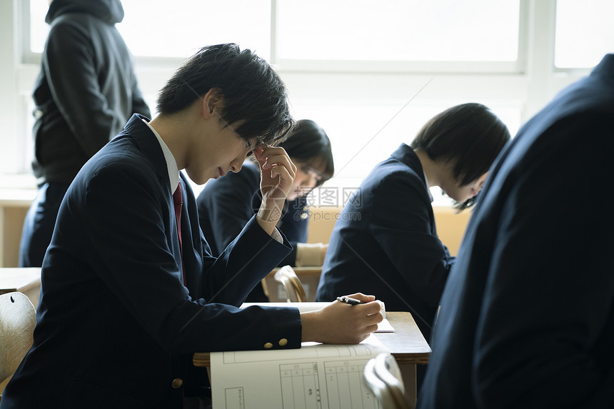 学生在教室里学习图片