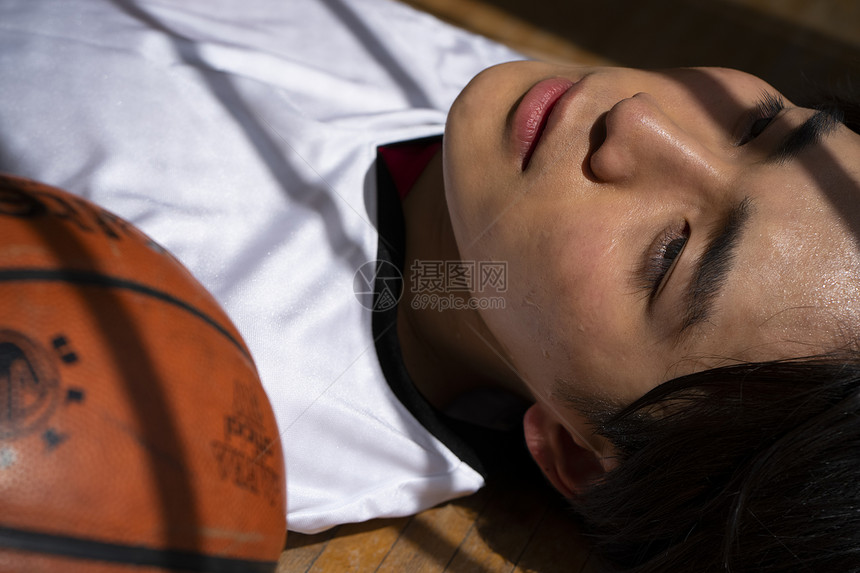 俱乐部活动睡觉太阳光男子打篮球图片