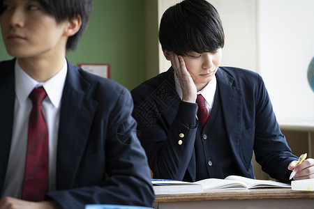 燃烧物校服酷学生在教室里学习图片