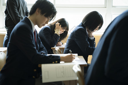 女学生制服天学生在教室里学习图片