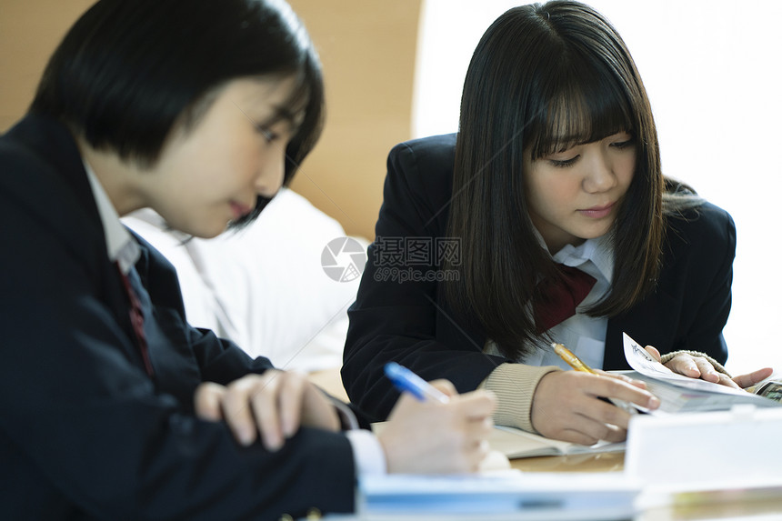 教室学习的高中生图片