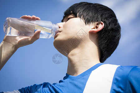 户外运动喝水的男高中生图片