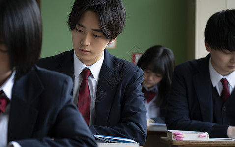 高中男生在教室里学习图片