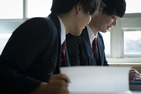 在教室里学习的男同学图片