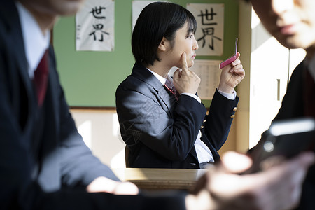 同学家境不好课间照镜子的高中女生背景