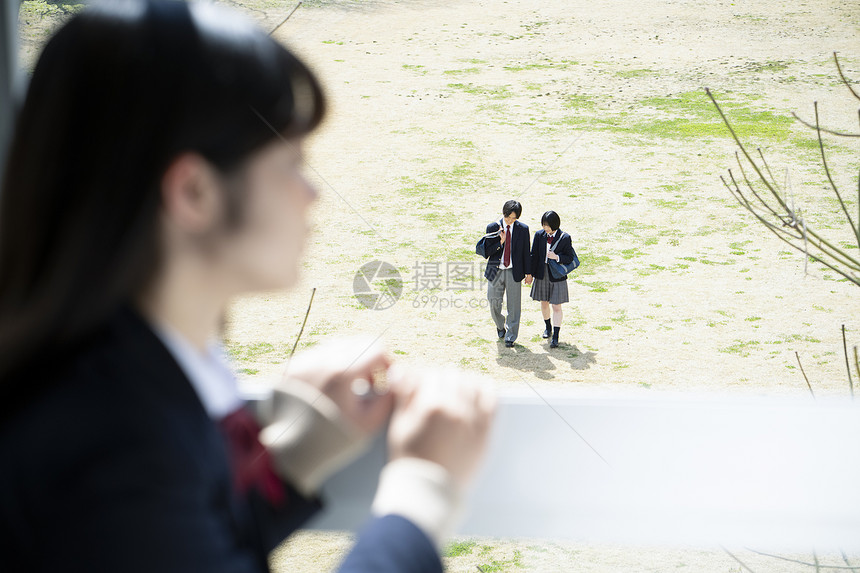 学校认真上课的高中生男女图片