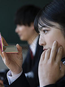 同学家境不好学校认真上课的高中生男女背景