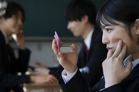 同学家境不好看着痘痘烦恼的女高中生背景