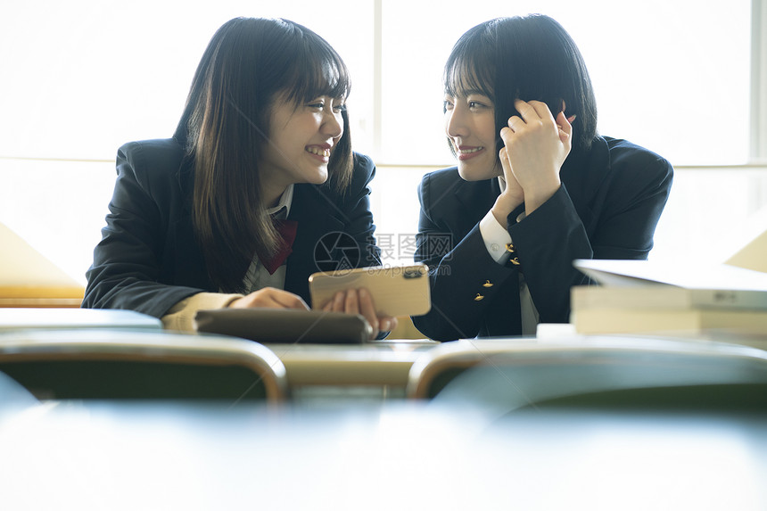 教室认真上课的高中生男女同学图片