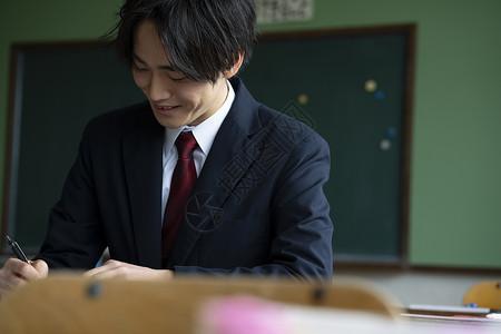 教室认真上课的高中生男女同学图片