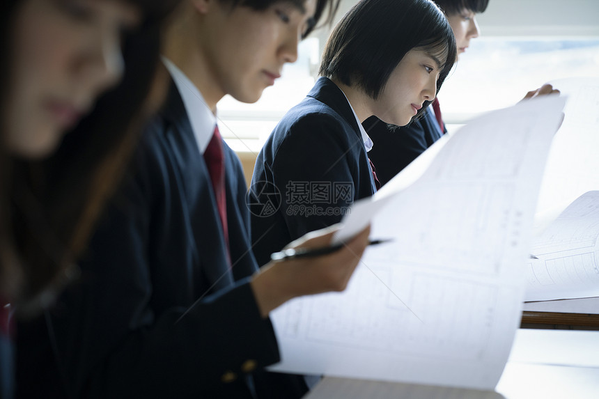 教室认真上课的高中生男女同学图片