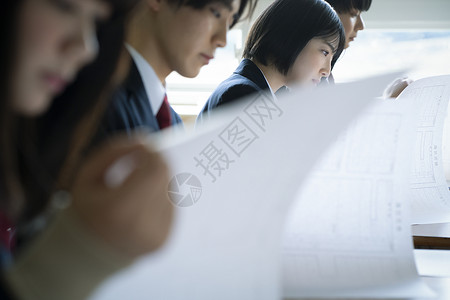 教室认真上课的高中生男女同学图片