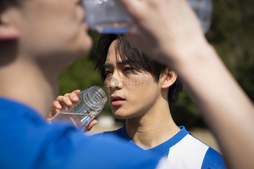 运动后喝水的高中生图片