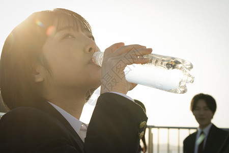 喝水的女学生图片