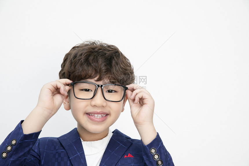 戴着眼镜可爱的儿童肖像图片