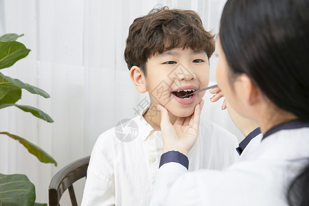 牙科医生再给小朋友检查牙齿图片