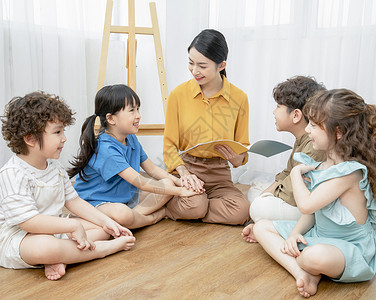 幼儿园纪念画册老师带着孩子们一起上课学习背景