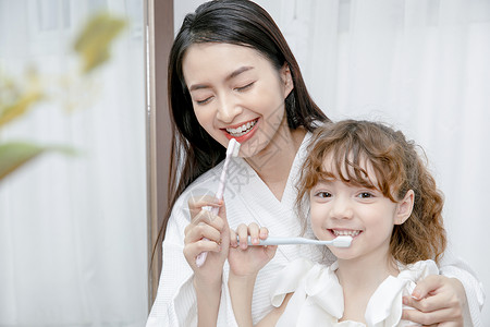 居家一起刷牙的母女图片