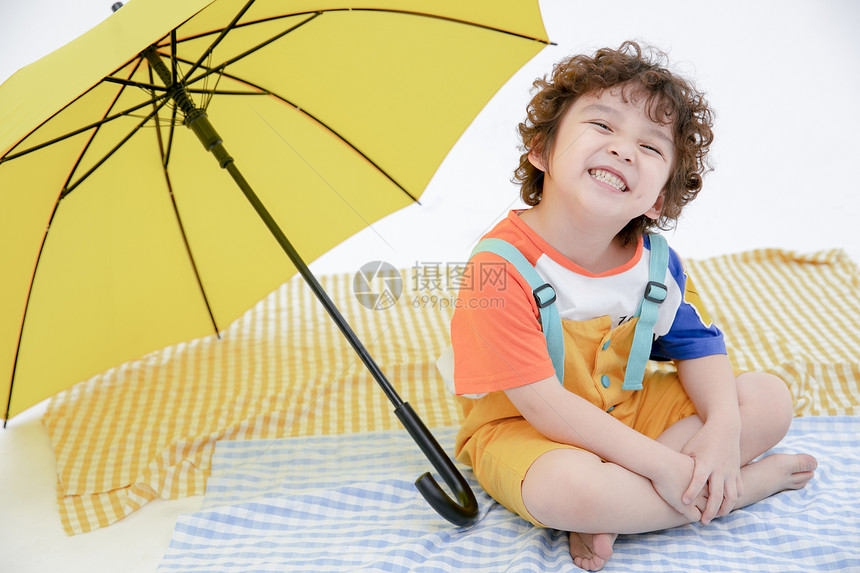 夏天打着伞的小男孩图片